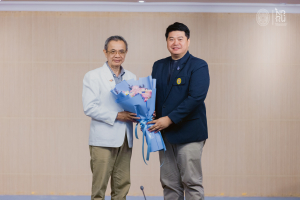 ผู้อำนวยการสำนักศิลปะและวัฒนธรรม เข้ารับช่อดอกไม้แสดงความยินดีในโอกาสเข้ารับตำแหน่ง ในการประชุมคณะกรรมการบริหารมหาวิทยาลัย (กบ.) ครั้งที่ 2/2569