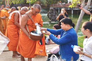 สำนักศิลปะและวัฒนธรรม มรภ.นครราชสีมา ร่วมสืบสานประเพณีในกิจกรรมตักบาตรสัญจร “โคราชนุ่งผ้าไทย นั่งสาด ตักบาตรวันพุธ”